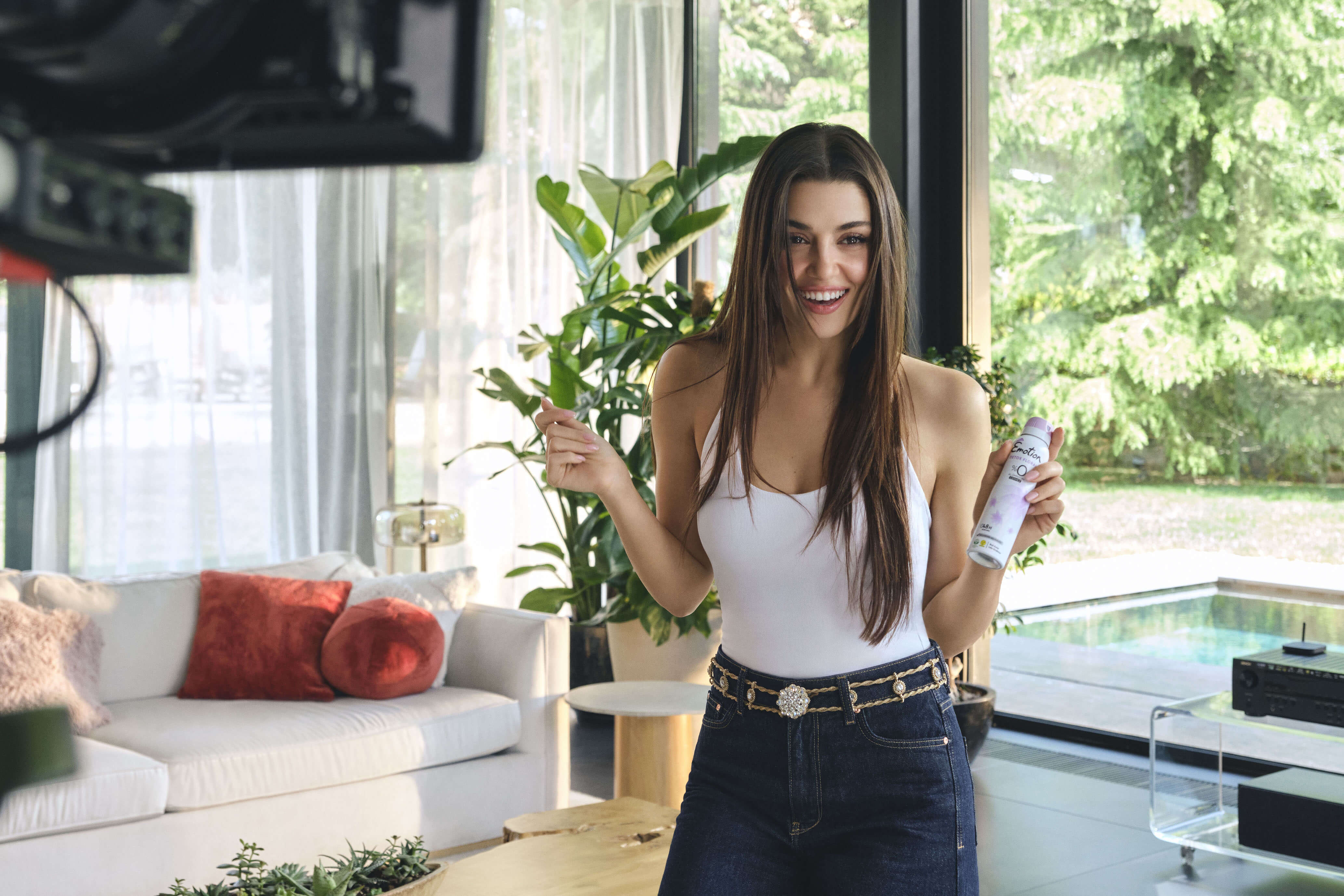 Emotion ve Hande Erçel’den “Miyys Gibi” Bir Yaz Reklam Filmi